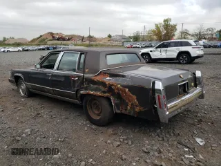 1991 Cadillac Brougham z VIN 1G6DW54EXMR701457, wystawiony jako Copart lot #70194104 z przebiegiem Nie podano mil oraz Nie do naprawy. Historia ofert i sprzedaży dostępna na DreamBid. Obrazek 2.