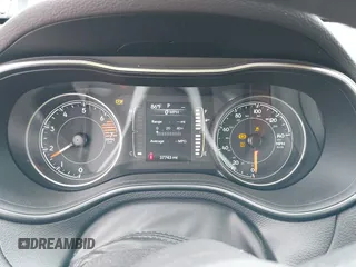 2019 Jeep Cherokee Latitude z VIN 1C4PJMCB9KD140835, wystawiony jako IAAI lot #42267411 z przebiegiem 37 743 mil mil oraz . Historia ofert i sprzedaży dostępna na DreamBid. Obrazek 7.