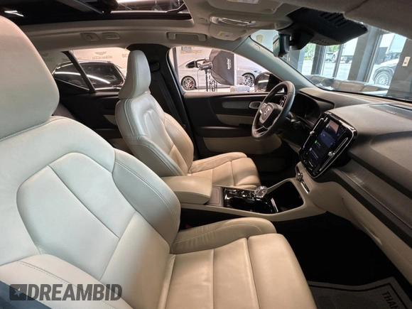 2024 Volvo XC40 Plus Bright Theme z VIN YV4L12UE6R2216347, wystawiony jako Copart lot #53724375 z przebiegiem 11 885 mil mil oraz Czysty tytuł • Clean title. Historia ofert i sprzedaży dostępna na DreamBid. Obrazek 5.