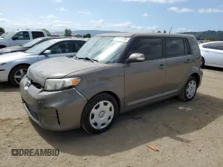2014 Scion xB z VIN JTLZE4FE6EJ064990, wystawiony jako Copart lot #53554795 z przebiegiem 180 198 mil mil oraz Szkoda całkowita • Salvage title. Historia ofert i sprzedaży dostępna na DreamBid. Obrazek 1.