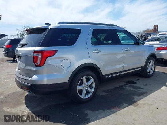 2018 Ford Explorer XLT z VIN 1FM5K7D87JGB56677, wystawiony jako IAAI lot #41926338 z przebiegiem 101 332 mil mil oraz . Historia ofert i sprzedaży dostępna na DreamBid. Obrazek 4.