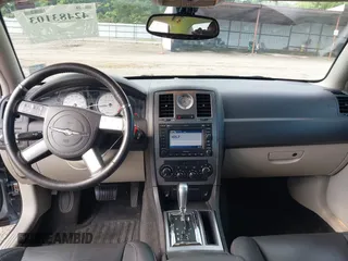 2006 Chrysler 300 C SRT-8 z VIN 2C3LA73W66H523504, wystawiony jako IAAI lot #42483103 z przebiegiem 61 560 mil mil oraz . Historia ofert i sprzedaży dostępna na DreamBid. Obrazek 15.