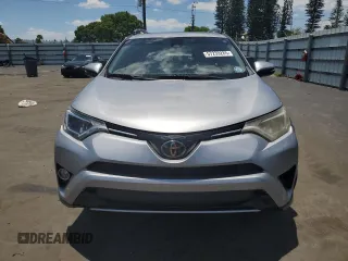 2018 Toyota RAV4 XLE z VIN JTMWFREV6JJ175916, wystawiony jako Copart lot #57239285 z przebiegiem 118 001 mil mil oraz Nie do naprawy • Non repairable. Historia ofert i sprzedaży dostępna na DreamBid. Obrazek 5.