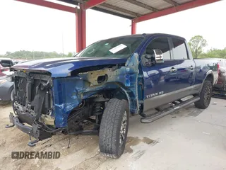 2016 Nissan Titan Platinum Reserve z VIN 1N6BA1F20GN509360, wystawiony jako IAAI lot #41921670 z przebiegiem 164 784 mil mil oraz . Historia ofert i sprzedaży dostępna na DreamBid. Obrazek 2.