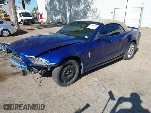 2014 Ford Mustang V6 z VIN 1ZVBP8EM5E5315477, wystawiony jako IAAI lot #42222514 z przebiegiem 215 618 mil mil oraz . Historia ofert i sprzedaży dostępna na DreamBid. Obrazek 2.