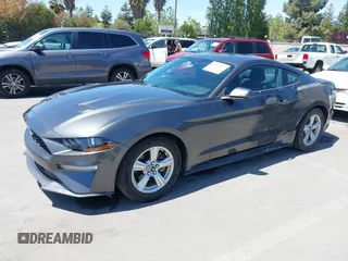 2018 Ford Mustang EcoBoost z VIN 1FA6P8TH1J5145175, wystawiony jako IAAI lot #42268107 z przebiegiem 97 211 mil mil oraz . Historia ofert i sprzedaży dostępna na DreamBid. Obrazek 2.