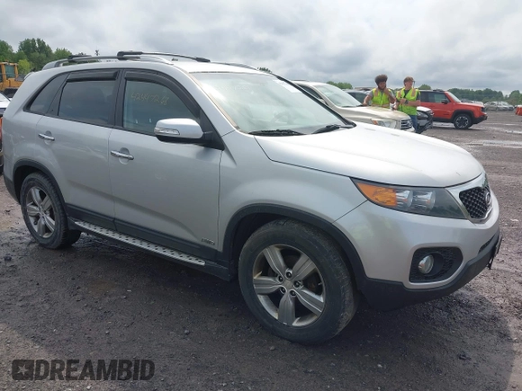 2013 Kia Sorento EX z VIN 5XYKUDA23DG325732, wystawiony jako IAAI lot #42447268 z przebiegiem 233 197 mil mil oraz . Historia ofert i sprzedaży dostępna na DreamBid. Obrazek 1.