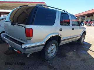 1997 Chevrolet Blazer LS z VIN 1GNDT13W0V2186110, wystawiony jako IAAI lot #42422561 z przebiegiem 233 189 mil mil oraz . Historia ofert i sprzedaży dostępna na DreamBid. Obrazek 4.
