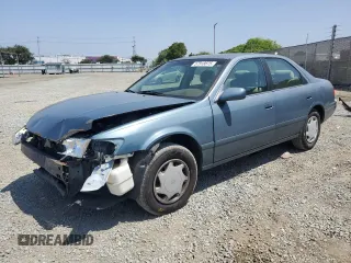 2000 Toyota Camry CE z VIN 4T1BG22K8YU975439, wystawiony jako Copart lot #57918875 z przebiegiem 168 767 mil mil oraz Szkoda całkowita • Salvage title. Historia ofert i sprzedaży dostępna na DreamBid. Obrazek 1.