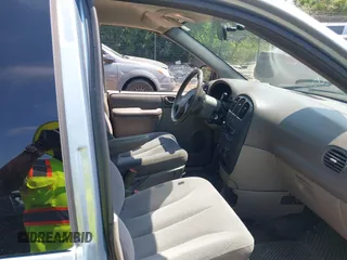 2003 Dodge Caravan SE with VIN 1D4GP25353B147922, listed as a IAAI auction lot 42846632 with 211,806 mi miles and . Bid and sale history available at DreamBid. Image 5.
