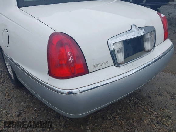 1999 Lincoln Town Car Signature z VIN 1LNHM82W5XY677222, wystawiony jako IAAI lot #41861916 z przebiegiem 207 900 mil mil oraz . Historia ofert i sprzedaży dostępna na DreamBid. Obrazek 15.