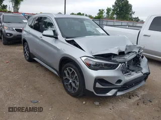 2021 BMW X1 sDrive28i z VIN WBXJG7C09M5T44362, wystawiony jako IAAI lot #42103471 z przebiegiem 59 380 mil mil oraz . Historia ofert i sprzedaży dostępna na DreamBid. Obrazek 1.