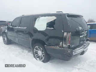 2012 Cadillac Escalade ESV Premium z VIN 1GYS4JEF0CR310045, wystawiony jako IAAI lot #41332306 z przebiegiem 166 676 mil mil oraz . Historia ofert i sprzedaży dostępna na DreamBid. Obrazek 3.