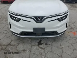 2024 VinFast VF 8 Eco z VIN RLLV1AEB7RH004473, wystawiony jako Copart lot #57440575 z przebiegiem 2336 mil mil oraz Tytuł czysty. Historia ofert i sprzedaży dostępna na DreamBid. Obrazek 11.