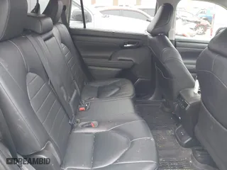 2020 Toyota Highlander XLE with VIN 5TDHZRBH7LS025107, listed as a IAAI auction lot 41236242 with 68,646 mi miles. Bid and sale history available at carsss.com. Image 8.