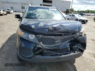 2013 Kia Sorento LX с VIN 5XYKT4A28DG421648, выставлен на аукционе Copart как лот 55887275 с пробегом 173 113 миль миль и Списание • Salvage title. История ставок и продаж доступна на DreamBid. Изображение 5.
