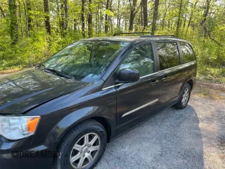 2013 Chrysler Town & Country Touring z VIN 2C4RC1BGXDR577662, wystawiony jako Copart lot #57900485 z przebiegiem 149 361 mil mil oraz Czysty tytuł • Clean title. Historia ofert i sprzedaży dostępna na DreamBid. Obrazek 2.
