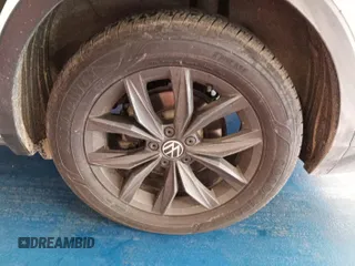 2024 Volkswagen Tiguan SE z VIN 3VV3B7AX0RM082514, wystawiony jako IAAI lot #42796136 z przebiegiem 27 247 mil mil oraz . Historia ofert i sprzedaży dostępna na DreamBid. Obrazek 12.