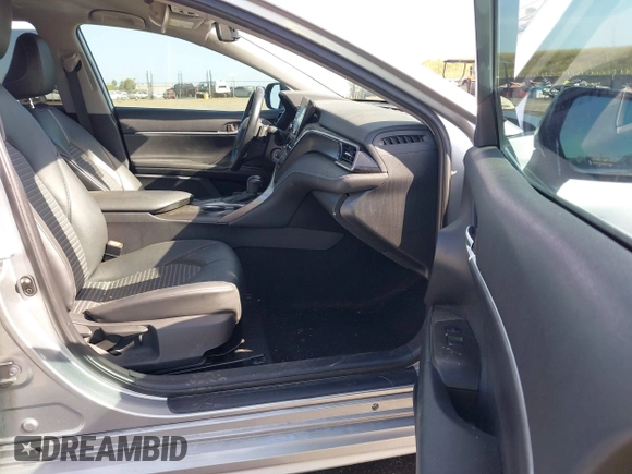 2022 Toyota Camry SE z VIN 4T1G11AK3NU638448, wystawiony jako IAAI lot #42087578 z przebiegiem 58 529 mil mil oraz . Historia ofert i sprzedaży dostępna na DreamBid. Obrazek 5.