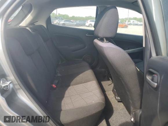 2014 Mazda 2 Sport z VIN JM1DE1KZ5E0183858, wystawiony jako Copart lot #56530305 z przebiegiem 98 347 mil mil oraz Czysty tytuł • Clean title. Historia ofert i sprzedaży dostępna na DreamBid. Obrazek 10.