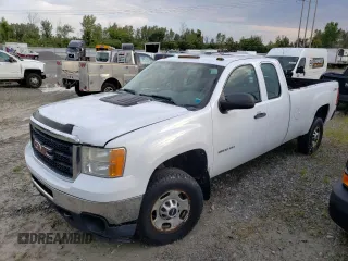 2011 GMC Sierra 2500HD Work Truck z VIN 1GT22ZCG8BZ362303, wystawiony jako Copart lot #70132704 z przebiegiem 210 333 mil mil oraz Czysty tytuł • Clean title. Historia ofert i sprzedaży dostępna na DreamBid. Obrazek 1.