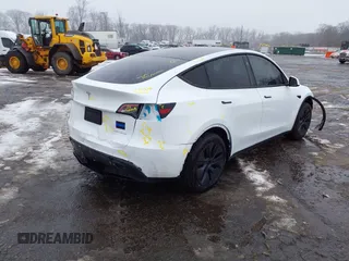 2024 Tesla Model Y Long Range z VIN 7SAYGDEE5RA326577, wystawiony jako IAAI lot #41531364 z przebiegiem 5353 mil mil oraz . Historia ofert i sprzedaży dostępna na DreamBid. Obrazek 20.