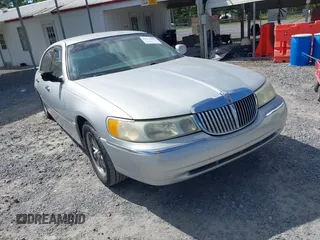 2001 Lincoln Town Car Executive z VIN 1LNHM81W71Y709449, wystawiony jako IAAI lot #42132480 z przebiegiem 150 369 mil mil oraz . Historia ofert i sprzedaży dostępna na DreamBid. Obrazek 1.