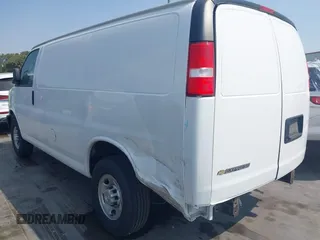 2022 Chevrolet City Express Cargo z VIN 1GCZGGFP5N1163745, wystawiony jako IAAI lot #37373527 z przebiegiem 9358 mil mil oraz . Historia ofert i sprzedaży dostępna na DreamBid. Obrazek 3.
