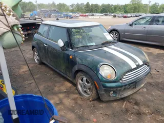 2010 MINI Hardtop z VIN WMWMF3C57ATZ24618, wystawiony jako IAAI lot #42426752 z przebiegiem 68 973 mil mil oraz . Historia ofert i sprzedaży dostępna na DreamBid. Obrazek 1.