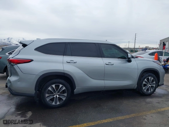2020 Toyota Highlander XLE with VIN 5TDGZRBH1LS502142, listed as a IAAI auction lot 41819000 with 107,619 mi miles. Bid and sale history available at carsss.com. Image 14.