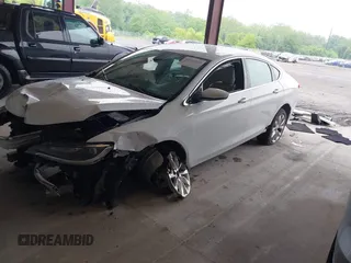 2015 Chrysler 200 C z VIN 1C3CCCCB4FN607229, wystawiony jako IAAI lot #42242525 z przebiegiem 133 653 mil mil oraz . Historia ofert i sprzedaży dostępna na DreamBid. Obrazek 2.
