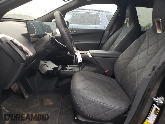 2023 BMW iX xDrive50 z VIN WB523CF04PCM84946, wystawiony jako Copart lot #47995414 z przebiegiem 6 037 mil mil oraz . Historia ofert i sprzedaży dostępna na DreamBid. Obrazek 7.