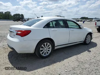 2014 Chrysler 200 Touring z VIN 1C3CCBBG6EN119714, wystawiony jako Copart lot #54020705 z przebiegiem 202 443 mil mil oraz Szkoda całkowita • Salvage title. Historia ofert i sprzedaży dostępna na DreamBid. Obrazek 3.