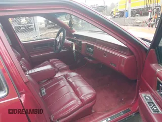 1988 Cadillac DeVille z VIN 1G6CD5159J4301436, wystawiony jako IAAI lot #42018046 z przebiegiem 227 421 mil mil oraz . Historia ofert i sprzedaży dostępna na DreamBid. Obrazek 5.