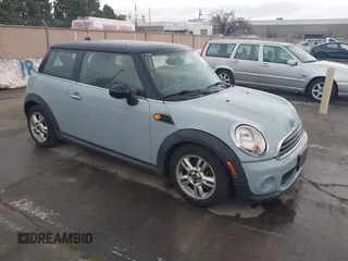 2011 MINI Hardtop z VIN WMWSU3C55BT096972, wystawiony jako IAAI lot #41921532 z przebiegiem 117 737 mil mil oraz . Historia ofert i sprzedaży dostępna na DreamBid. Obrazek 1.