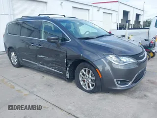 2020 Chrysler Pacifica Touring L z VIN 2C4RC1BG7LR284994, wystawiony jako IAAI lot #41661416 z przebiegiem 101 257 mil mil oraz . Historia ofert i sprzedaży dostępna na DreamBid. Obrazek 1.