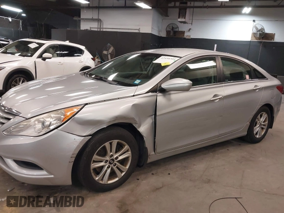 2013 Hyundai Sonata GLS z VIN 5NPEB4ACXDH620718, wystawiony jako IAAI lot #42450301 z przebiegiem 164 170 mil mil oraz . Historia ofert i sprzedaży dostępna na DreamBid. Obrazek 6.