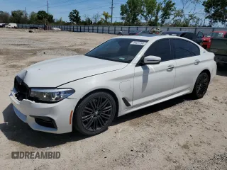 2018 BMW 5 Series 530e z VIN WBAJA9C57JB033626, wystawiony jako Copart lot #49923764 z przebiegiem 95 923 mil mil oraz Szkoda całkowita • Salvage title. Historia ofert i sprzedaży dostępna na DreamBid. Obrazek 1.