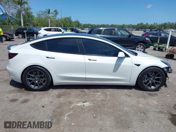 2022 Tesla Model 3 Long Range z VIN 5YJ3E1EB4NF163001, wystawiony jako IAAI lot #42211705 z przebiegiem 53 487 mil mil oraz . Historia ofert i sprzedaży dostępna na DreamBid. Obrazek 14.