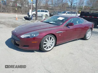 2005 Aston Martin DB9 z VIN SCFAD01A75GA01262, wystawiony jako IAAI lot #41937486 z przebiegiem 35 538 mil mil oraz . Historia ofert i sprzedaży dostępna na DreamBid. Obrazek 17.