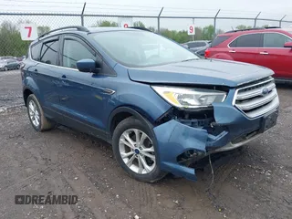 2018 Ford Escape SE z VIN 1FMCU9GD4JUA68645, wystawiony jako IAAI lot #42190886 z przebiegiem 59 859 mil mil oraz . Historia ofert i sprzedaży dostępna na DreamBid. Obrazek 1.