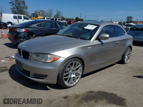 2011 BMW 1 Series 128i z VIN WBAUP9C51BVL90800, wystawiony jako IAAI lot #42278234 z przebiegiem 187 138 mil mil oraz . Historia ofert i sprzedaży dostępna na DreamBid. Obrazek 2.