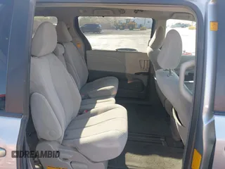 2011 Toyota Sienna LE AAS z VIN 5TDKK3DC8BS163200, wystawiony jako IAAI lot #42523991 z przebiegiem 260 470 mil mil oraz . Historia ofert i sprzedaży dostępna na DreamBid. Obrazek 8.