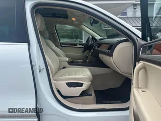 2013 Volkswagen Touareg Lux z VIN WVGEF9BP3DD005660, wystawiony jako IAAI lot #42463361 z przebiegiem 145 056 mil mil oraz . Historia ofert i sprzedaży dostępna na DreamBid. Obrazek 5.