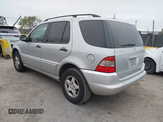 2001 Mercedes-Benz M 320/430/500 z VIN 4JGAB54E71A231597, wystawiony jako IAAI lot #42058829 z przebiegiem 233 005 mil mil oraz . Historia ofert i sprzedaży dostępna na DreamBid. Obrazek 3.