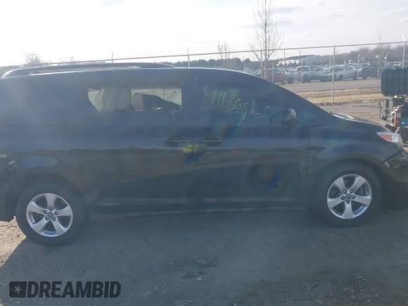 2018 Toyota Sienna LE Auto Access Seat с VIN 5TDKZ3DC8JS911678, выставлен на аукционе IAAI как лот 41136523 с пробегом 105 896 миль миль и . История ставок и продаж доступна на DreamBid. Изображение 13.