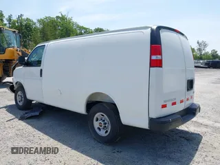 2025 GMC Savana Cargo z VIN 1GTW7AFP7S1140785, wystawiony jako IAAI lot #42340032 z przebiegiem 585 mil mil oraz . Historia ofert i sprzedaży dostępna na DreamBid. Obrazek 3.