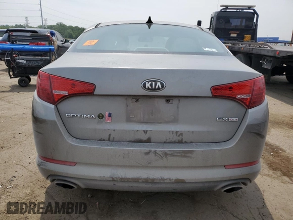 2013 Kia Optima EX z VIN 5XXGN4A74DG090437, wystawiony jako Copart lot #60822225 z przebiegiem 138 596 mil mil oraz Czysty tytuł • Clean title. Historia ofert i sprzedaży dostępna na DreamBid. Obrazek 6.