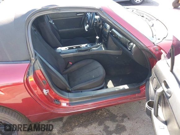 2006 Mazda MX-5 Miata Sport z VIN JM1NC25F260109008, wystawiony jako IAAI lot #42467176 z przebiegiem 139 839 mil mil oraz . Historia ofert i sprzedaży dostępna na DreamBid. Obrazek 5.