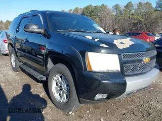 2014 Chevrolet Tahoe LT z VIN 1GNSKBE05ER210224, wystawiony jako IAAI lot #41283973 z przebiegiem 233 393 mil mil oraz . Historia ofert i sprzedaży dostępna na DreamBid. Obrazek 1.